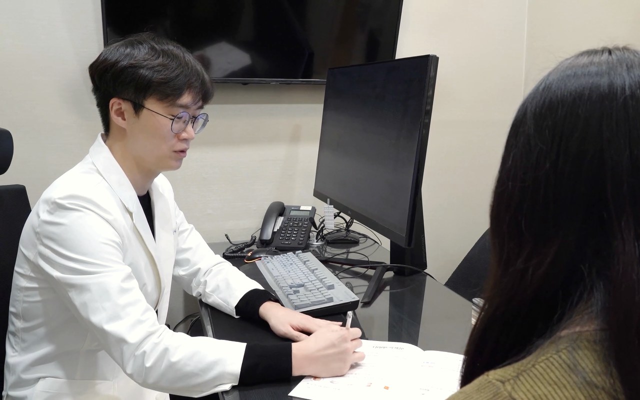 임주혁 원장이 환자와 상담하는 진료 장면